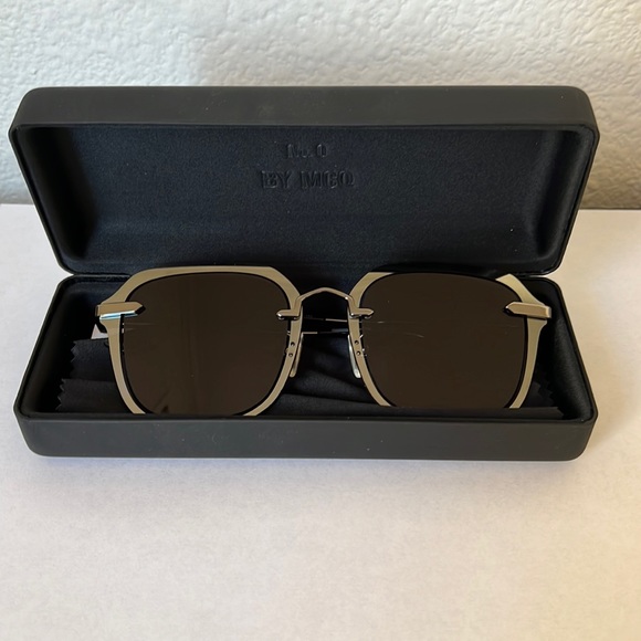 MCQ Alexander Mcqueen MQ 0283s Sunglasses. - Picture 2 of 7